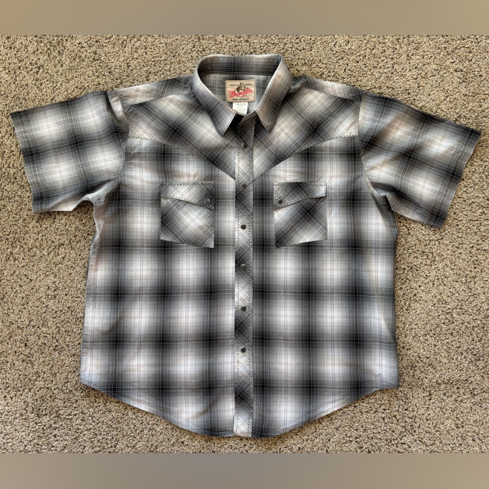Wrangler Western Shirt. Like New! Short sleeve. XL. Shades of gray plaid.
